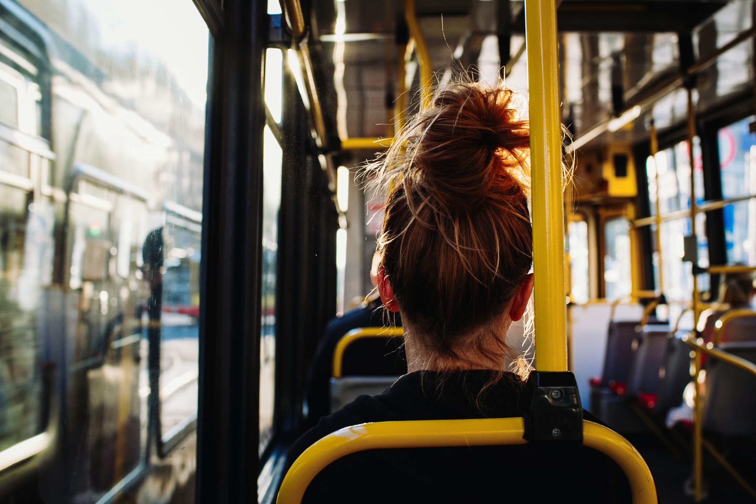 femme dans un bus